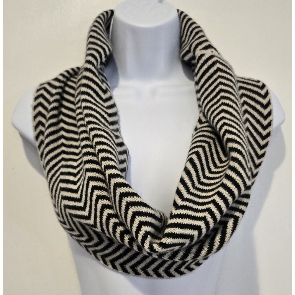 Nevin Infinity Scarf Zigzag Chevron 100% Cashmere 35" Around 12" Wide One Size